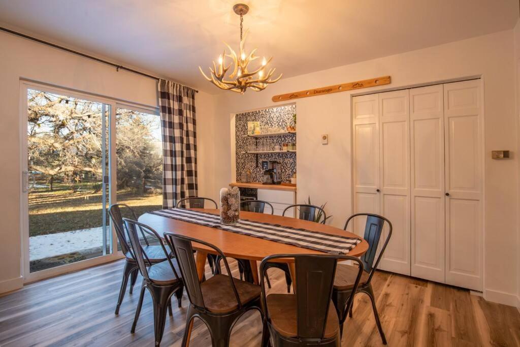Luck Lodge {Spacious, hot tub, 10m from downtown} view 4