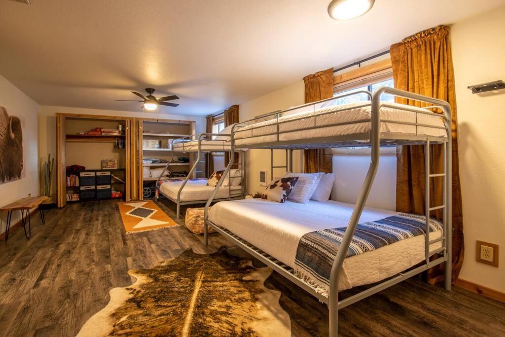 Luck Lodge {Spacious, hot tub, 10m from downtown} view 5