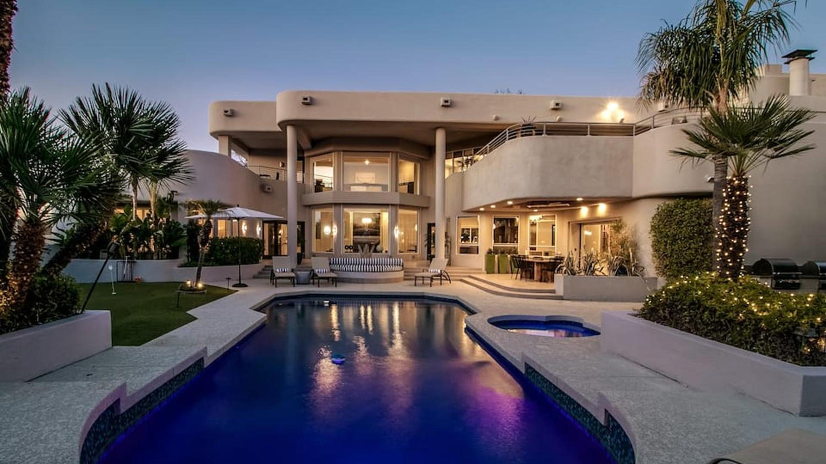 Phoenix Vacations - Stunning Private and Modern N Scottsdale Estate - Property Image 1
