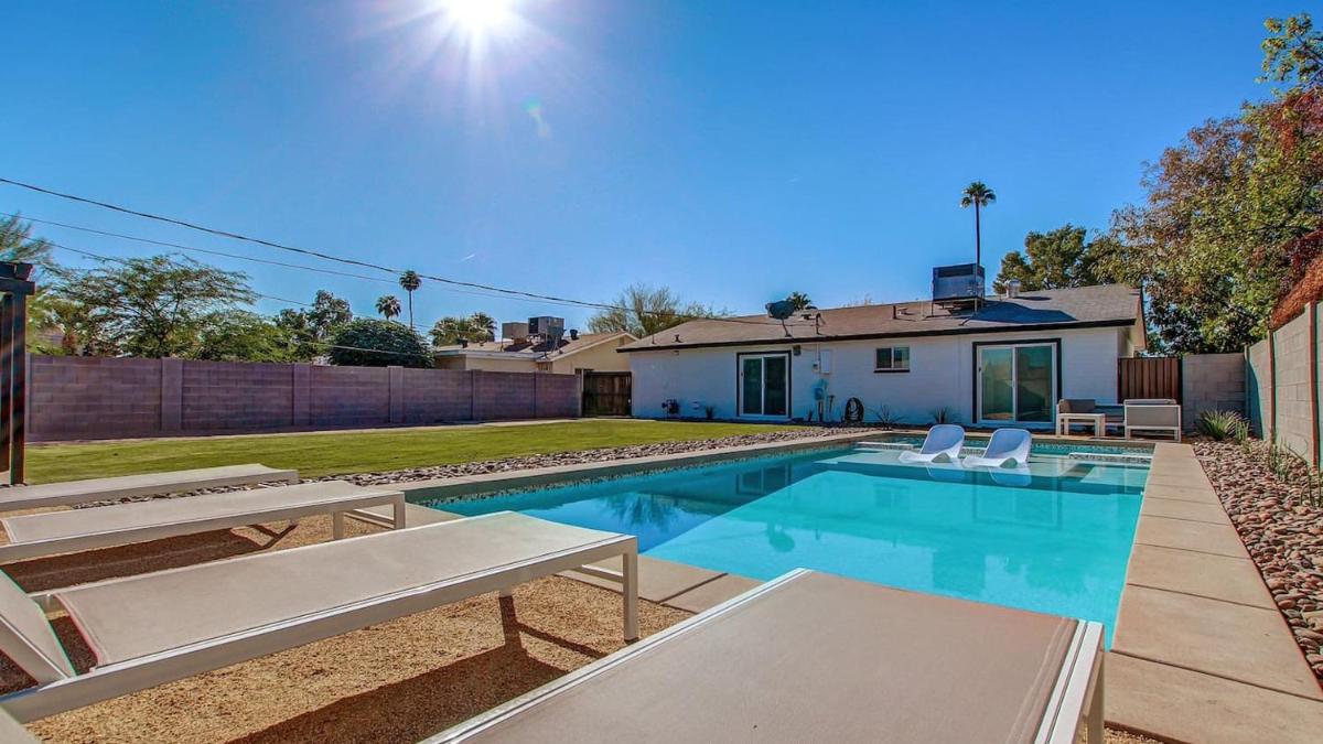 Scottsdale Mid Century Modern wSparkling Pool view 3