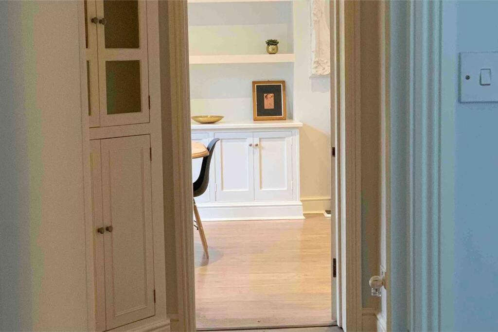 Beautiful 2 bed/ 2 bath Notting Hill Garden Flat