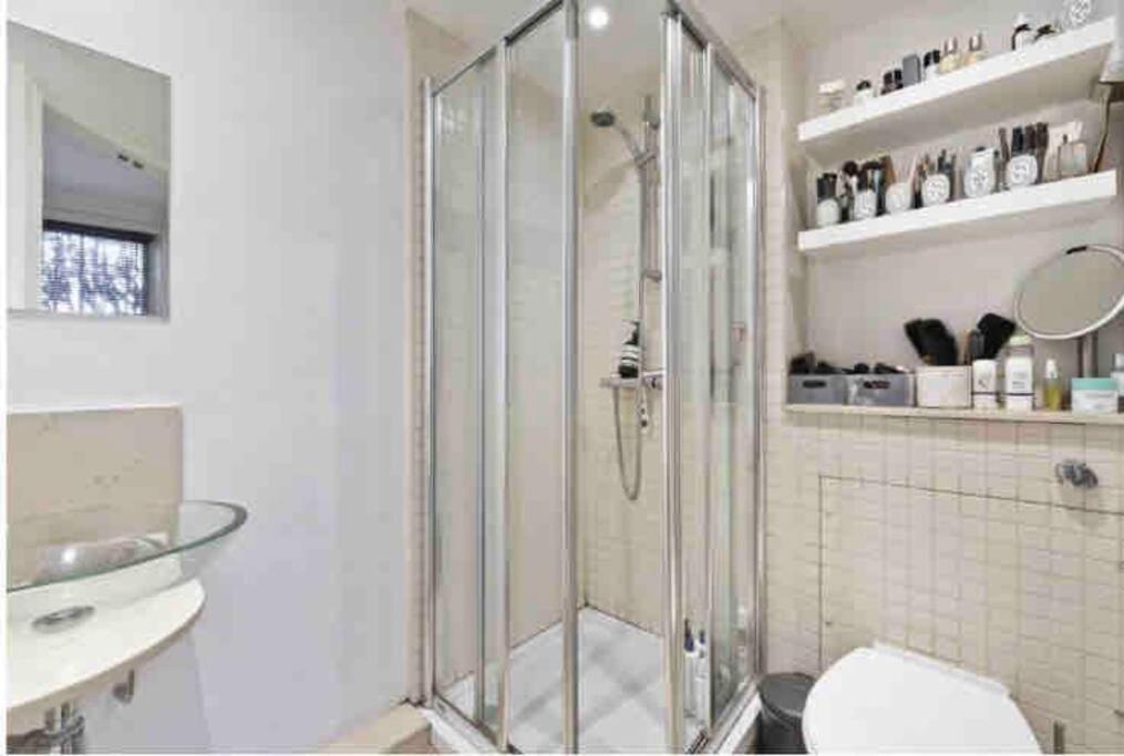 Beautiful 2 bed/ 2 bath Notting Hill Garden Flat