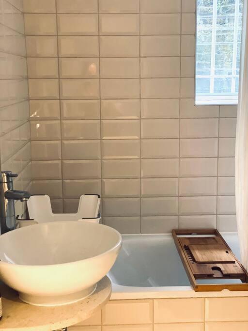 Beautiful 2 bed/ 2 bath Notting Hill Garden Flat