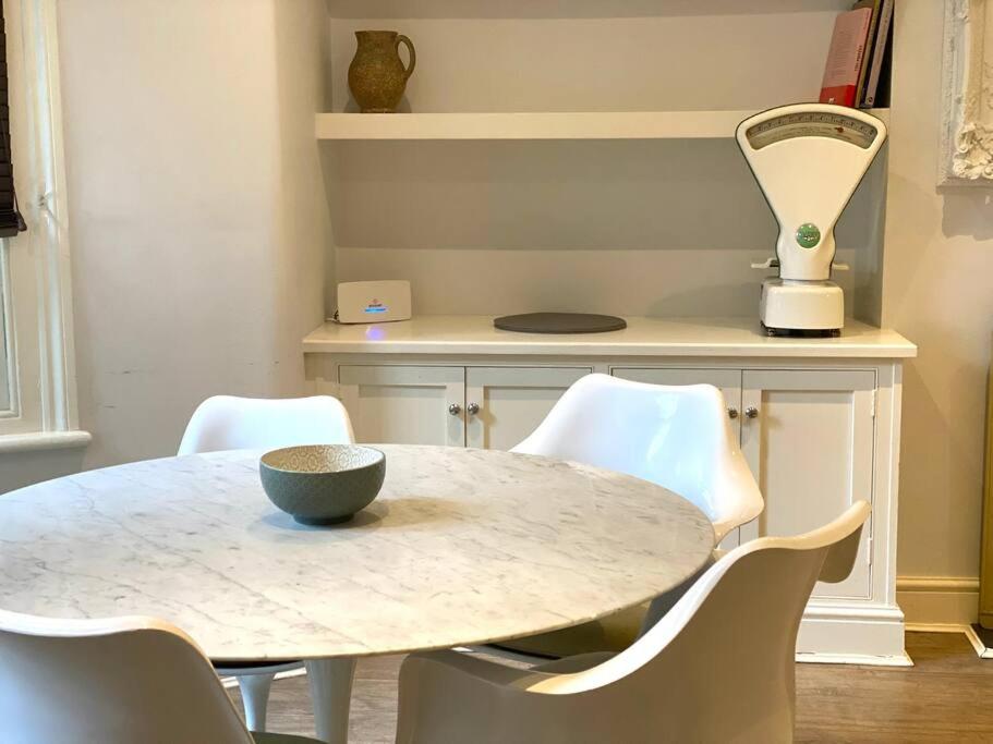 Beautiful 2 bed/ 2 bath Notting Hill Garden Flat