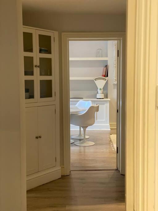 Beautiful 2 bed/ 2 bath Notting Hill Garden Flat
