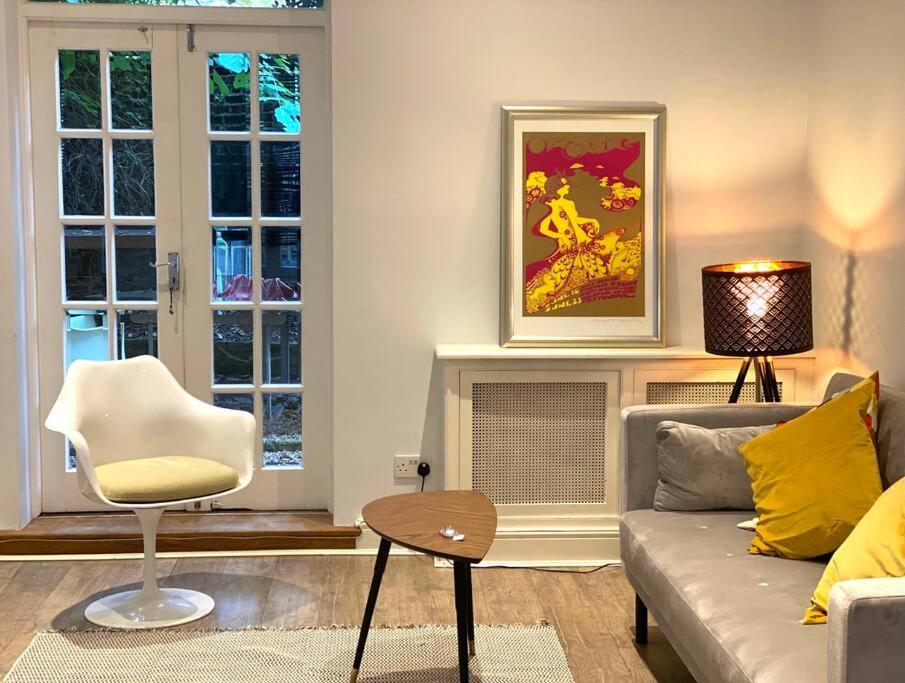Beautiful 2 bed/ 2 bath Notting Hill Garden Flat