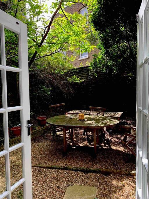 Beautiful 2 bed/ 2 bath Notting Hill Garden Flat