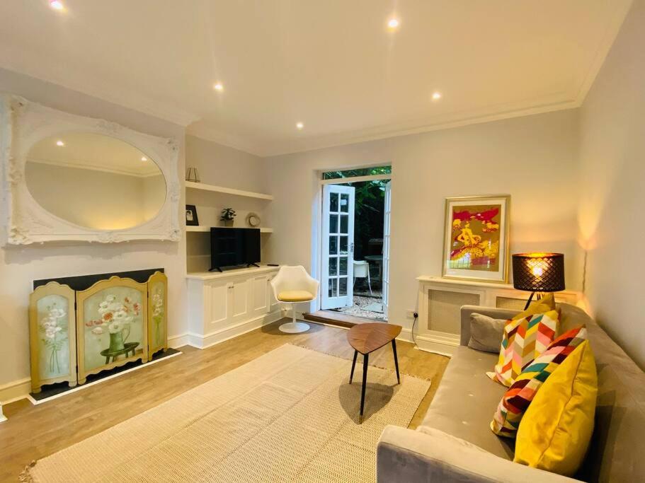 Beautiful 2 bed/ 2 bath Notting Hill Garden Flat