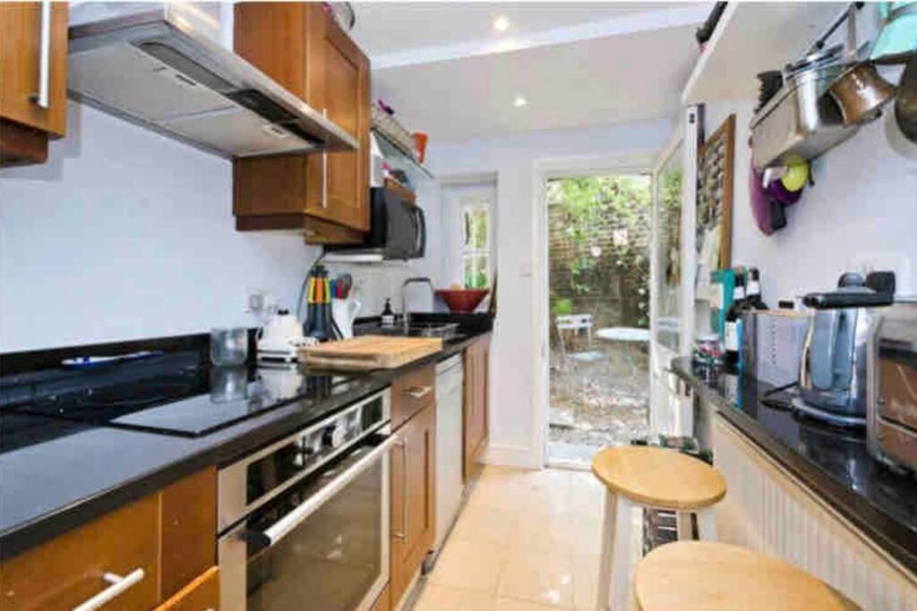 Beautiful 2 bed/ 2 bath Notting Hill Garden Flat