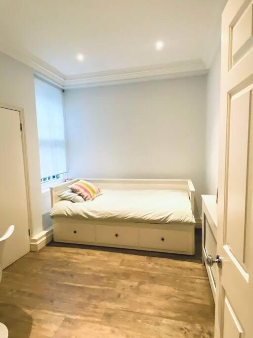 Beautiful 2 bed/ 2 bath Notting Hill Garden Flat