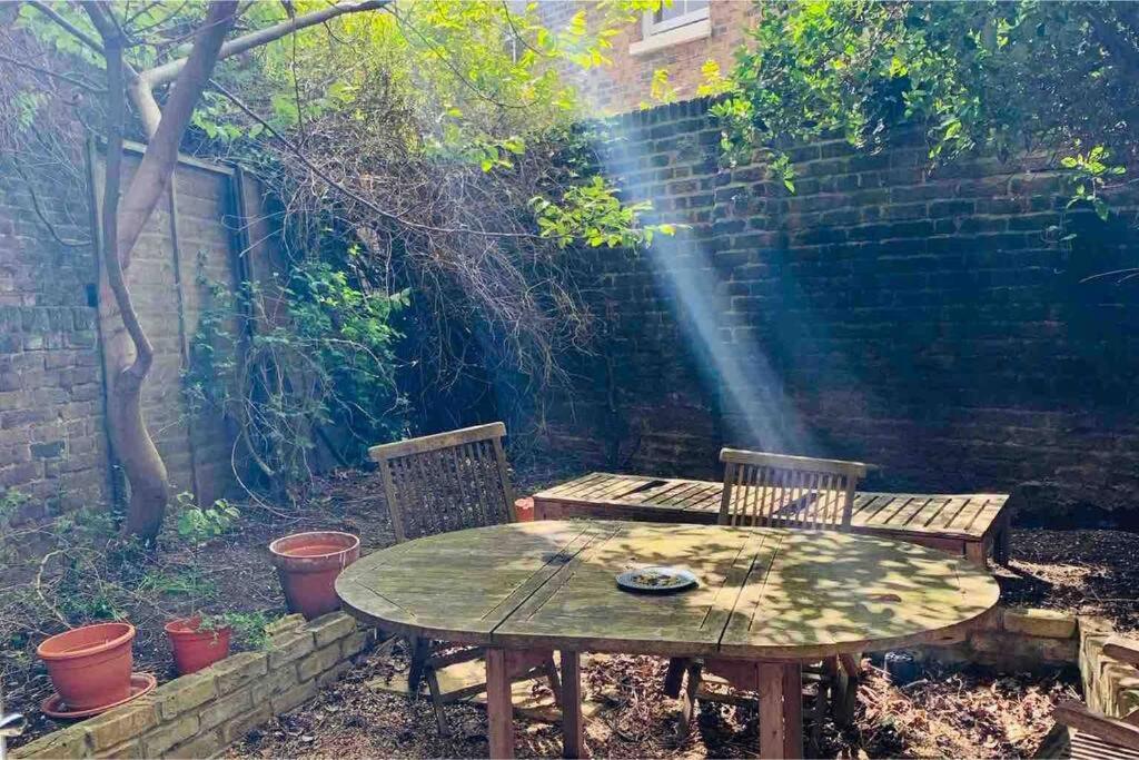 Beautiful 2 bed/ 2 bath Notting Hill Garden Flat