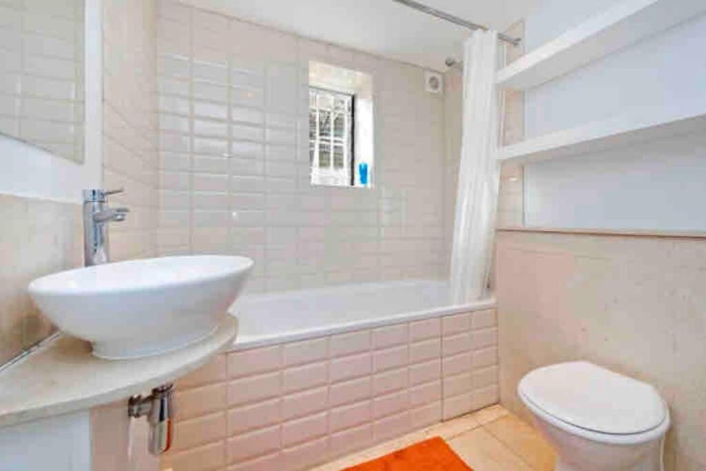 Beautiful 2 bed/ 2 bath Notting Hill Garden Flat