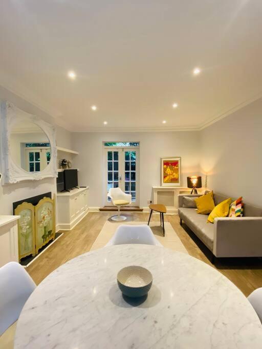 Beautiful 2 bed/ 2 bath Notting Hill Garden Flat