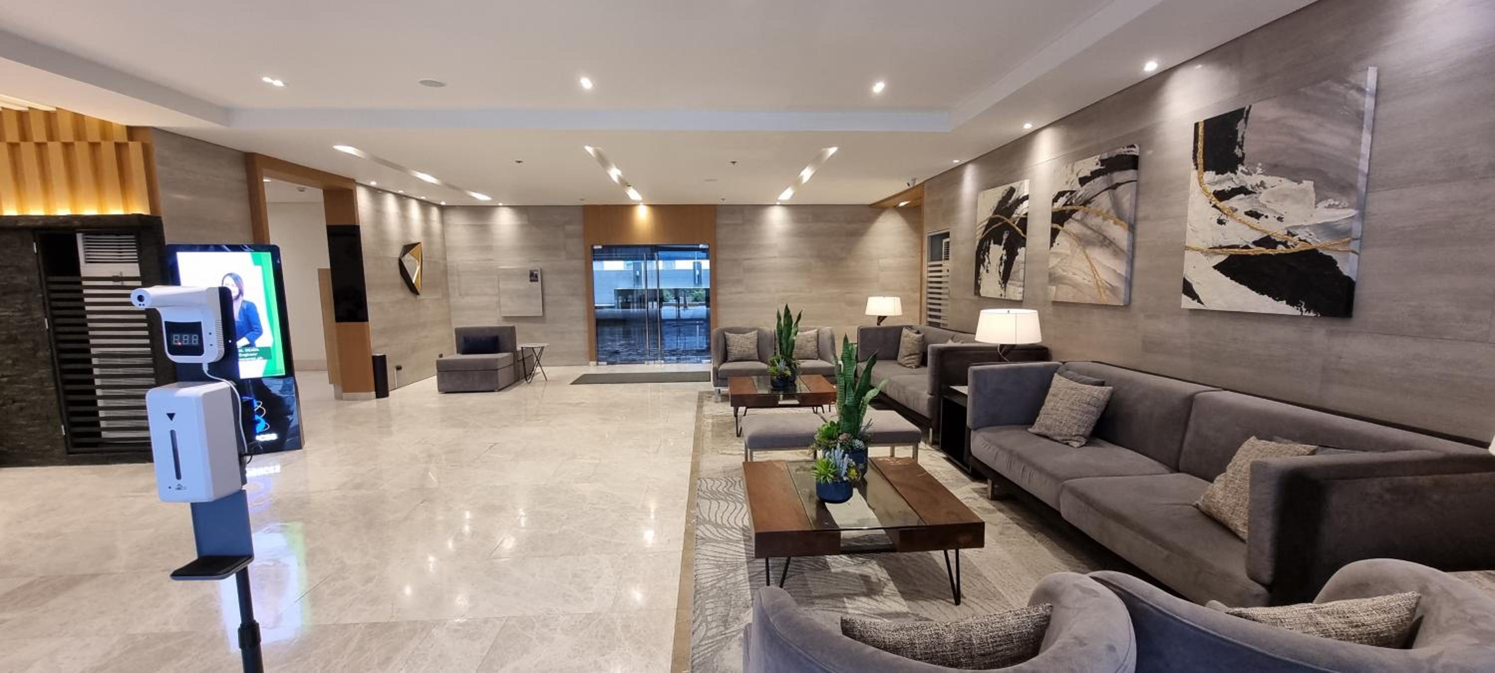 Premier Luxury Suite near SM Mall of Asia Arena & DFA with Free Parking view 3