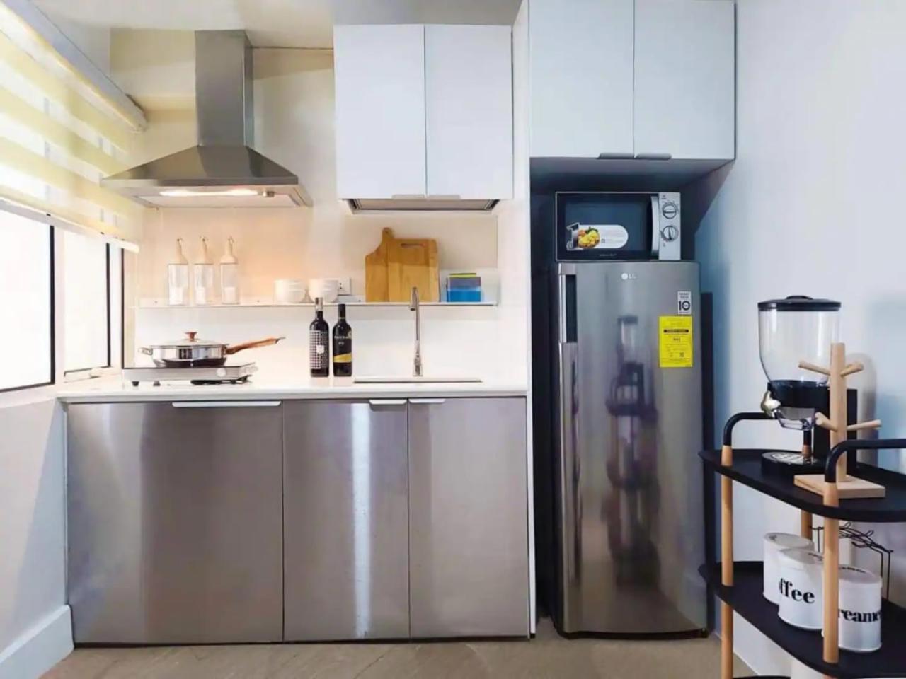 BGC - Two Bedroom Condo with Game Room high speed WiFi view 4