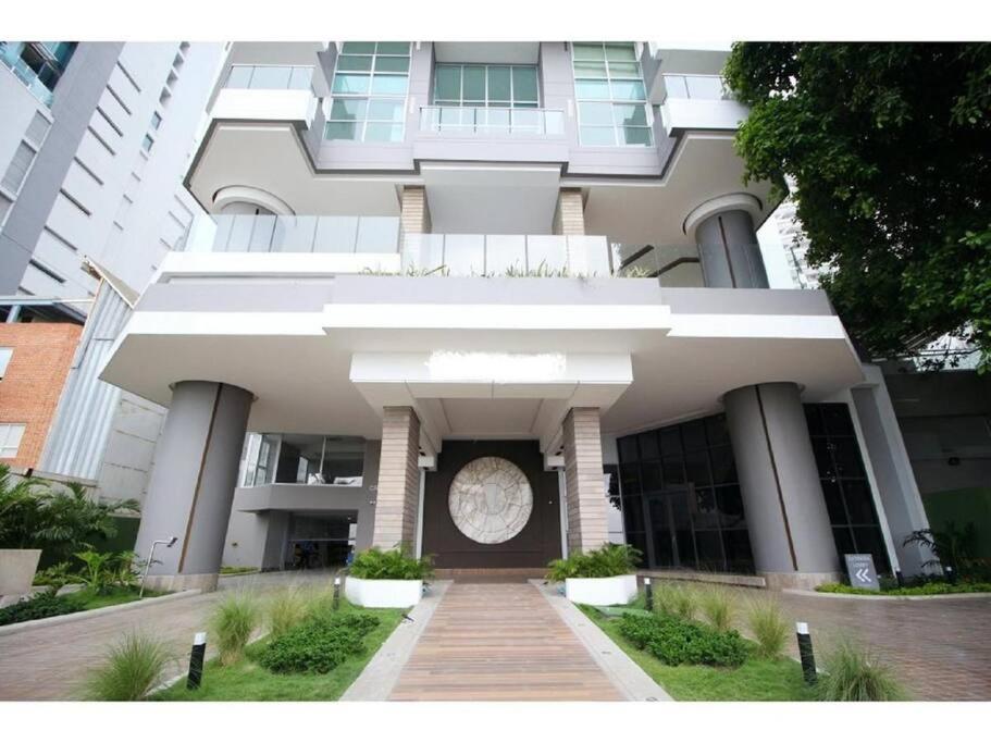 Luxury apartment on 28th floor - Seaview