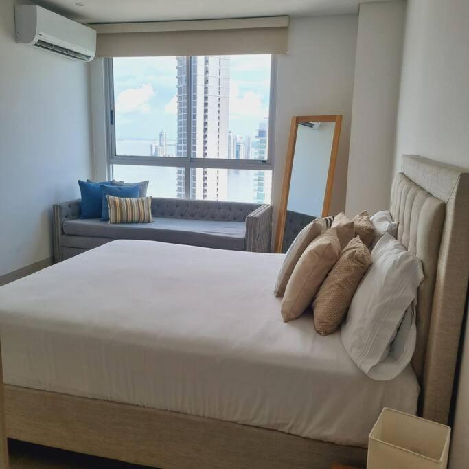 Luxury apartment on 28th floor - Seaview