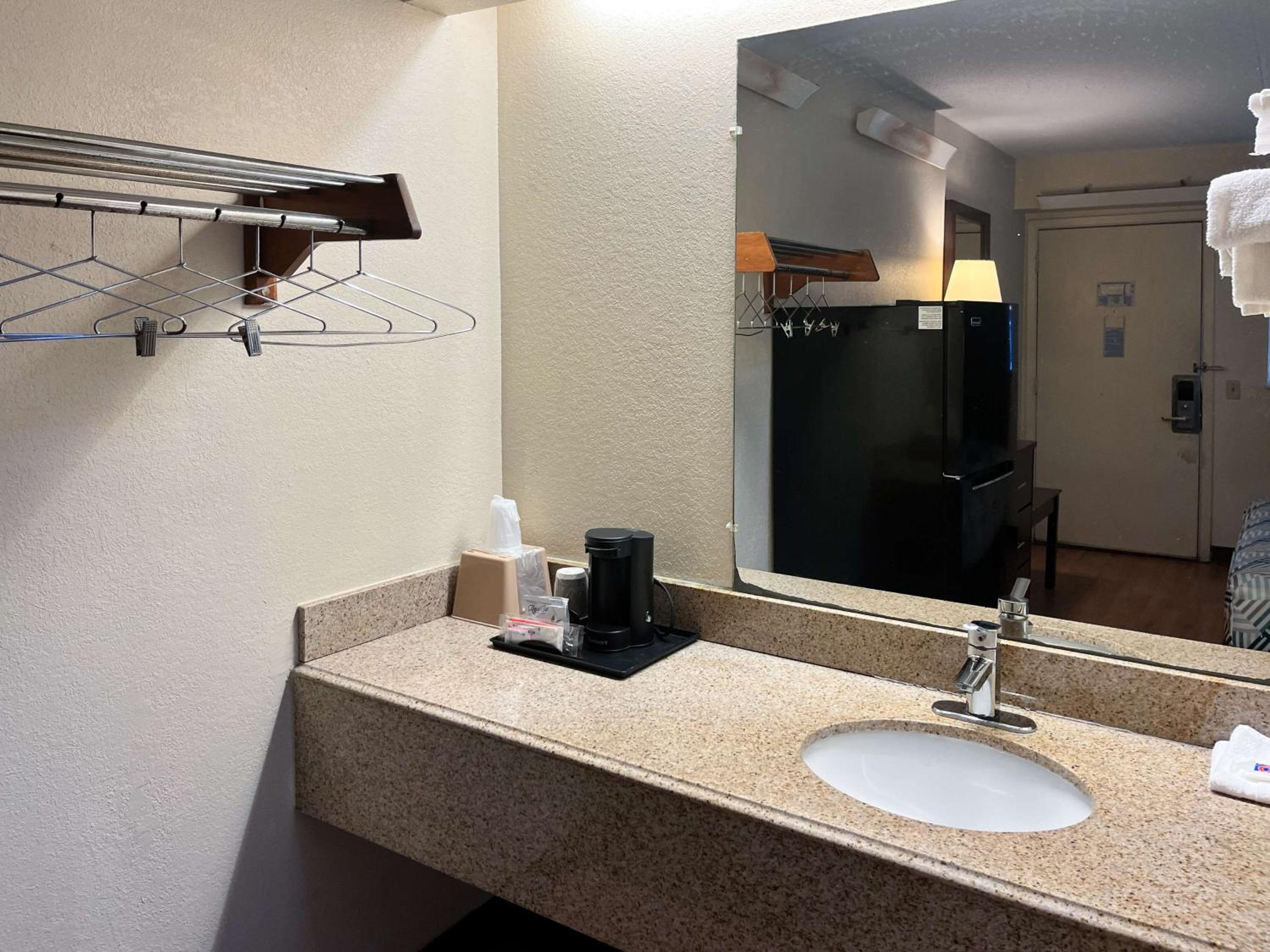 Studio 6 Suites Shreveport, LA Industrial Loop view 4
