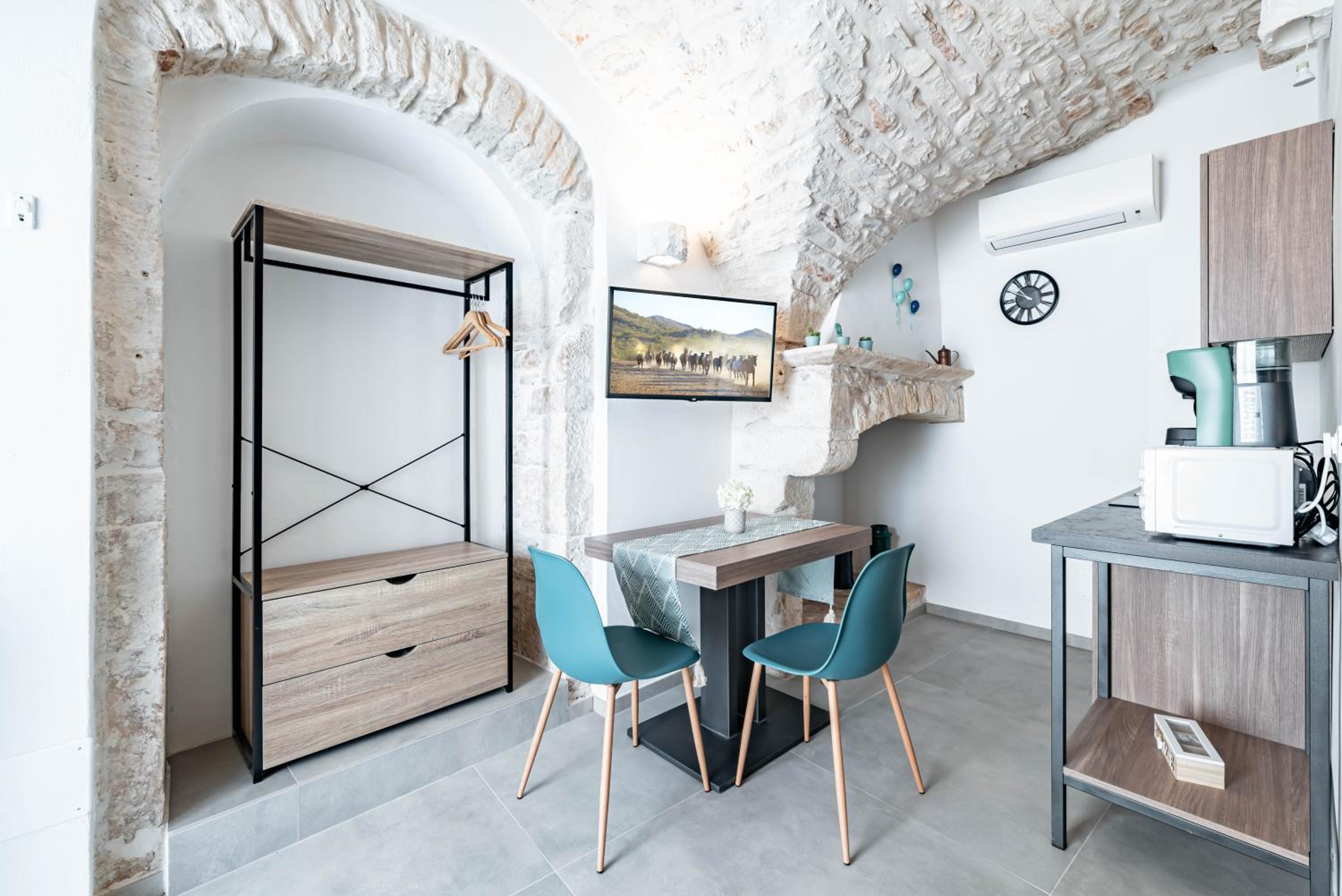 Gattoni Room by Rentbeat