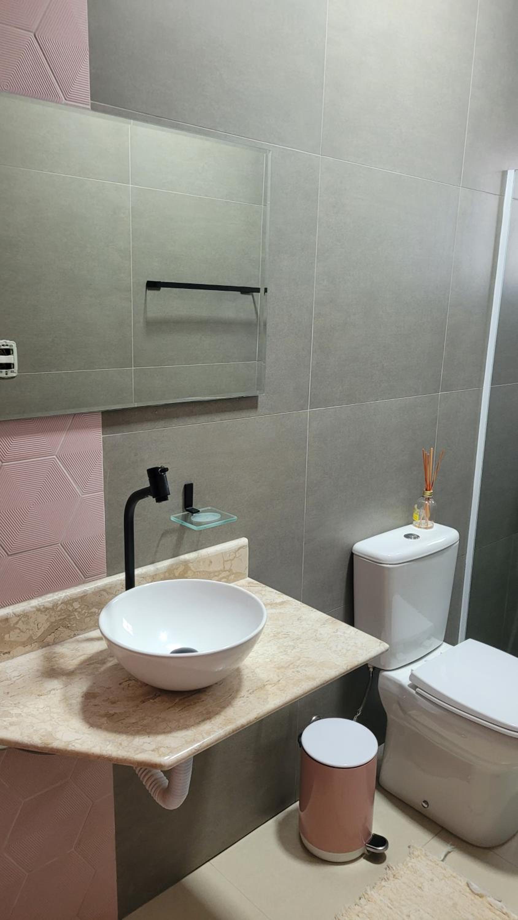Casa com piscina e churrasqueira!