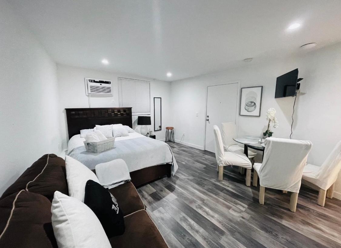 Los Angeles Vacations - Lovely Sherman Oaks Studio - Property Image 1