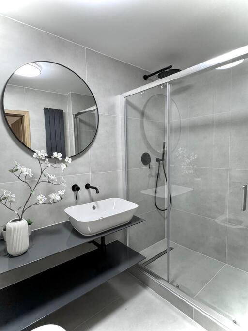 NEW Modern Large Apartment in New Town 3BDR