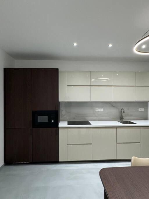 NEW Modern Large Apartment in New Town 3BDR