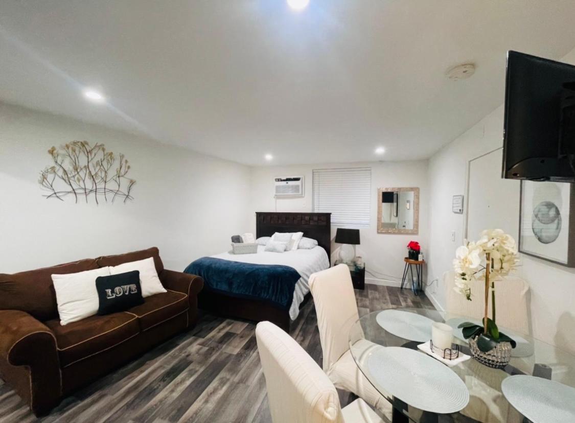 Los Angeles Vacations - Lovely Sherman Oaks Studio - Property Image 12