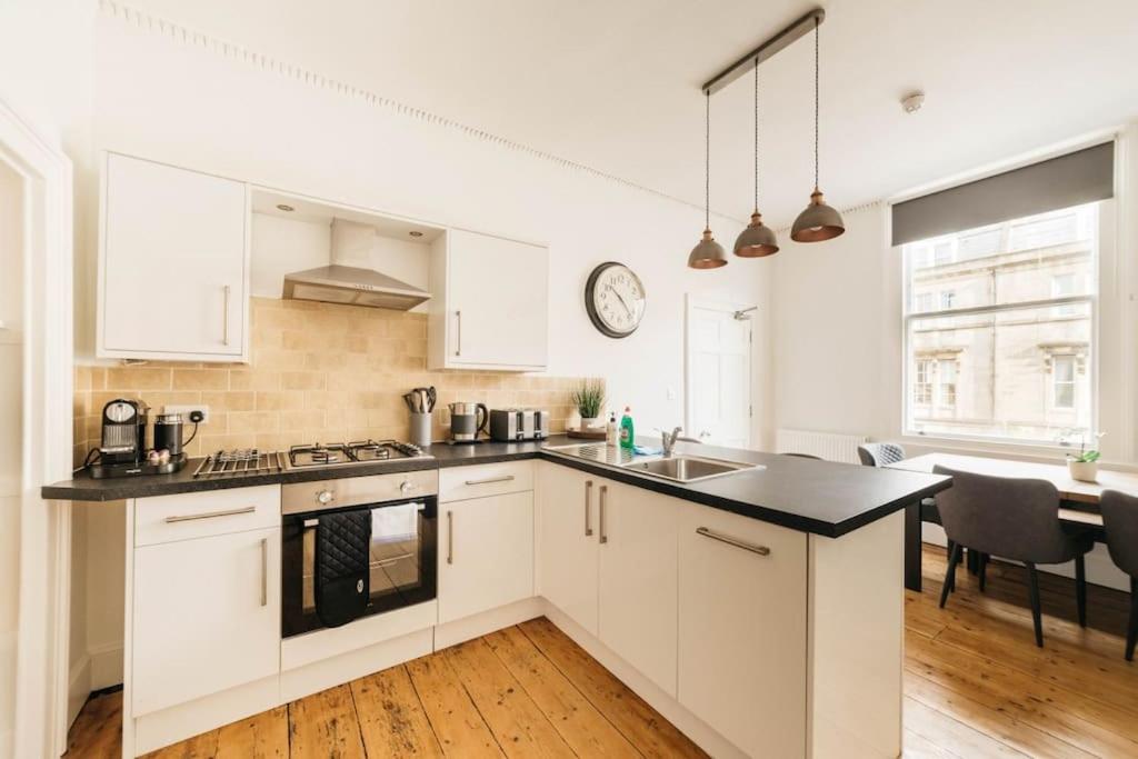 Central 4-bed House, 10 min Walk to Sights view 3
