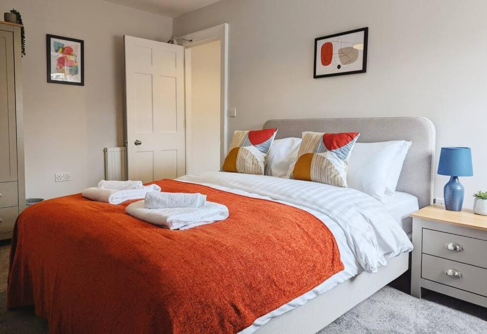 Central 4-bed House, 10 min Walk to Sights view 2