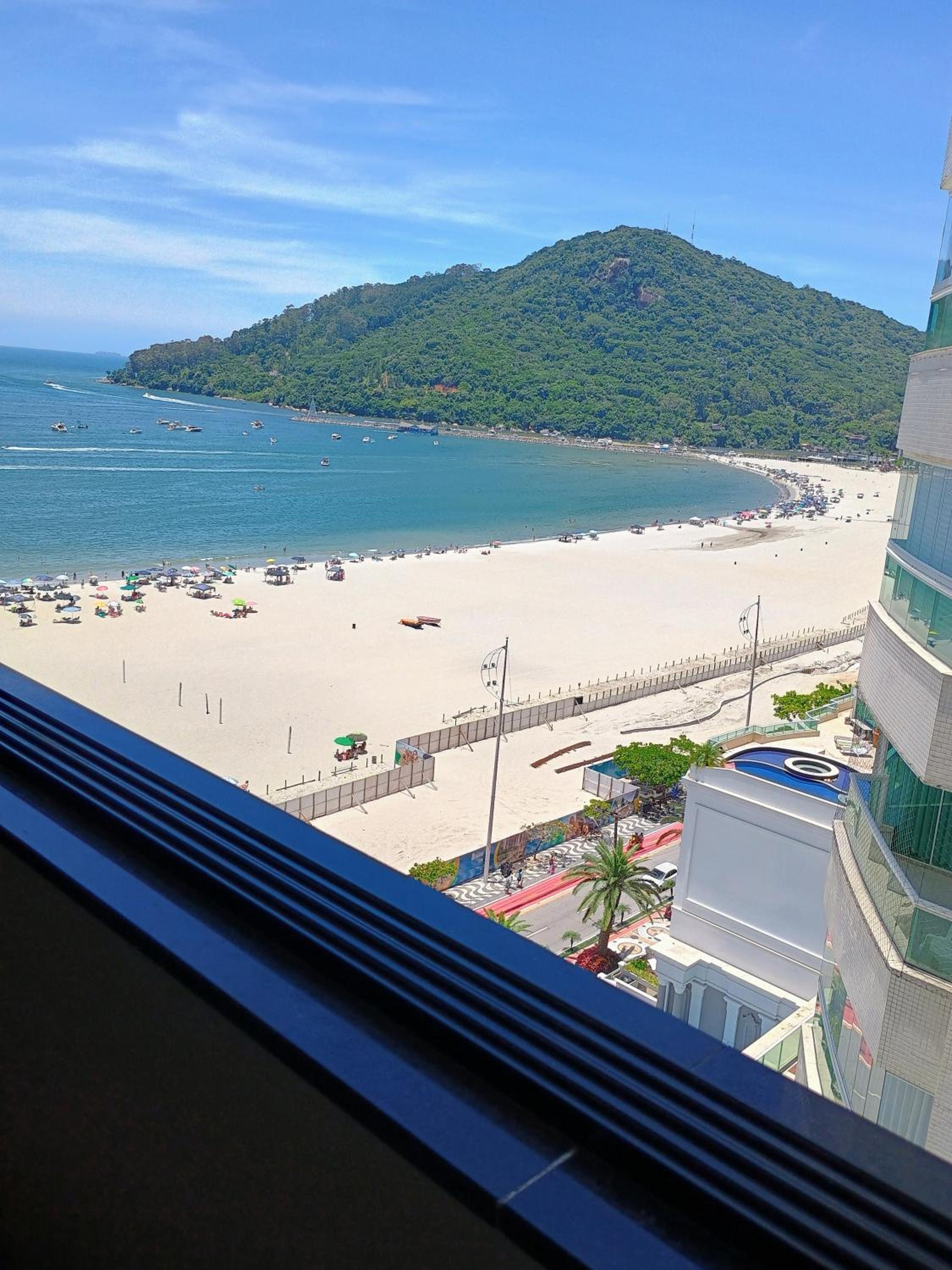 Excelente AP Pé na areia Vista mar