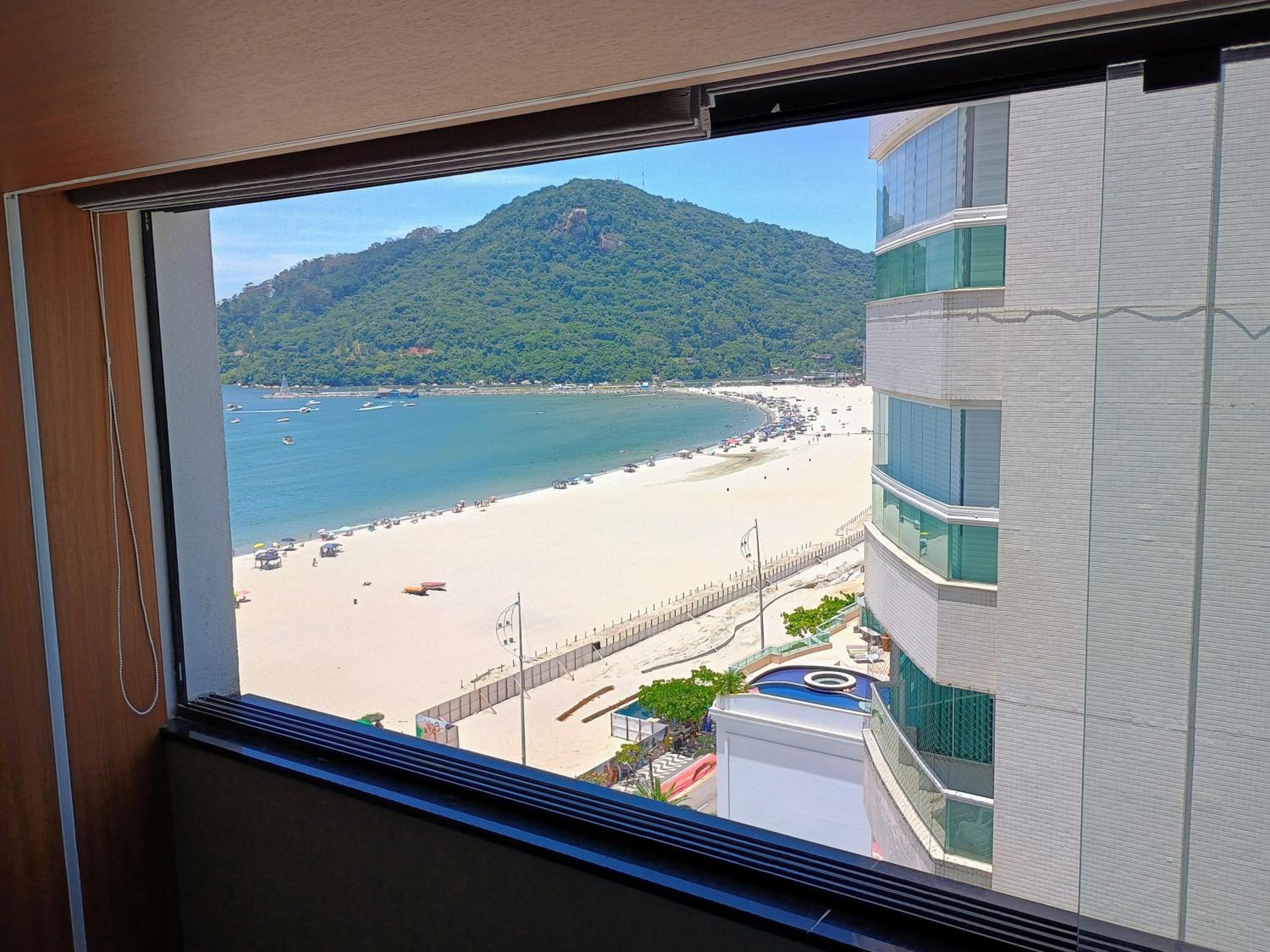 Excelente AP Pé na areia Vista mar