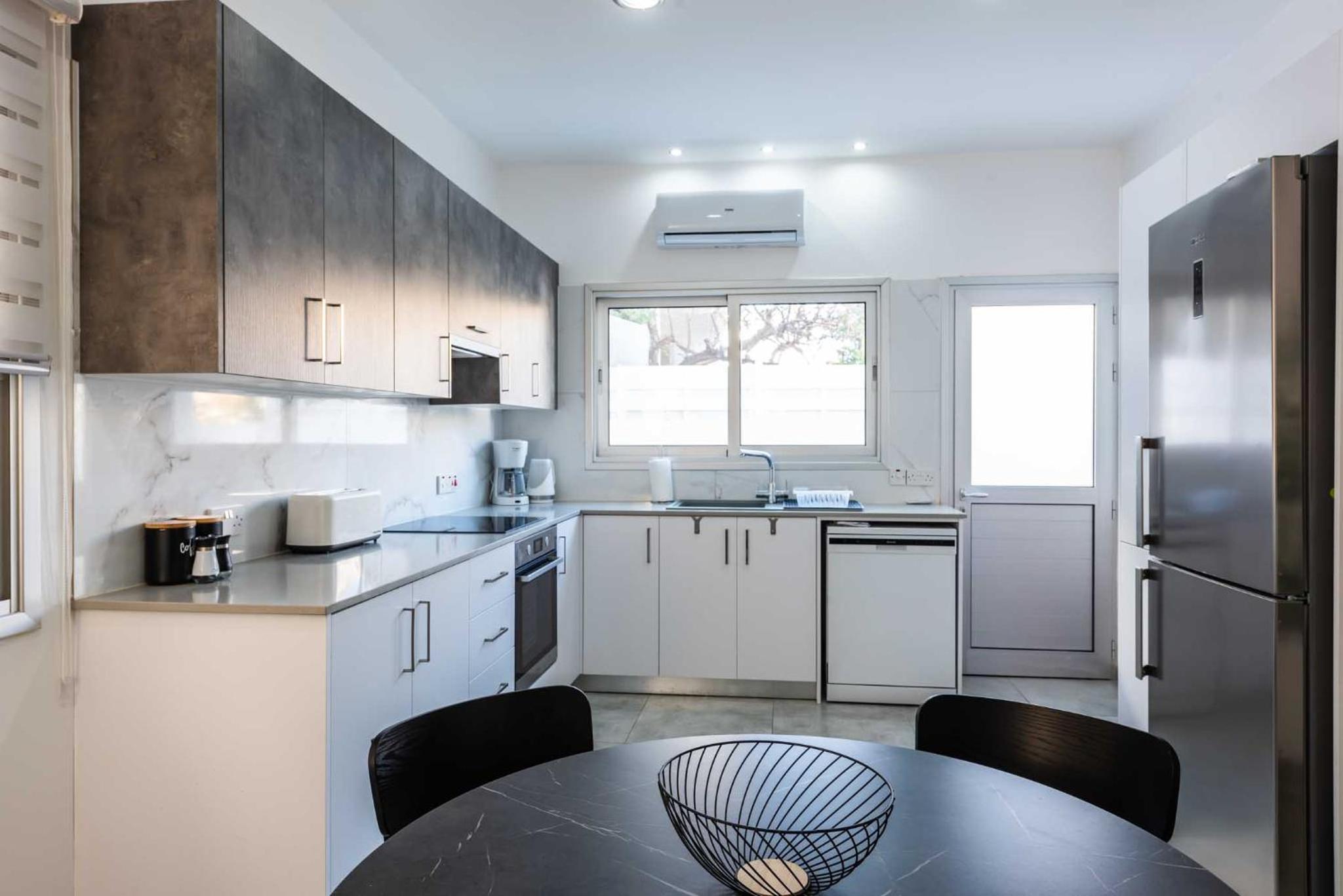 Kition City Apartments - Central Location