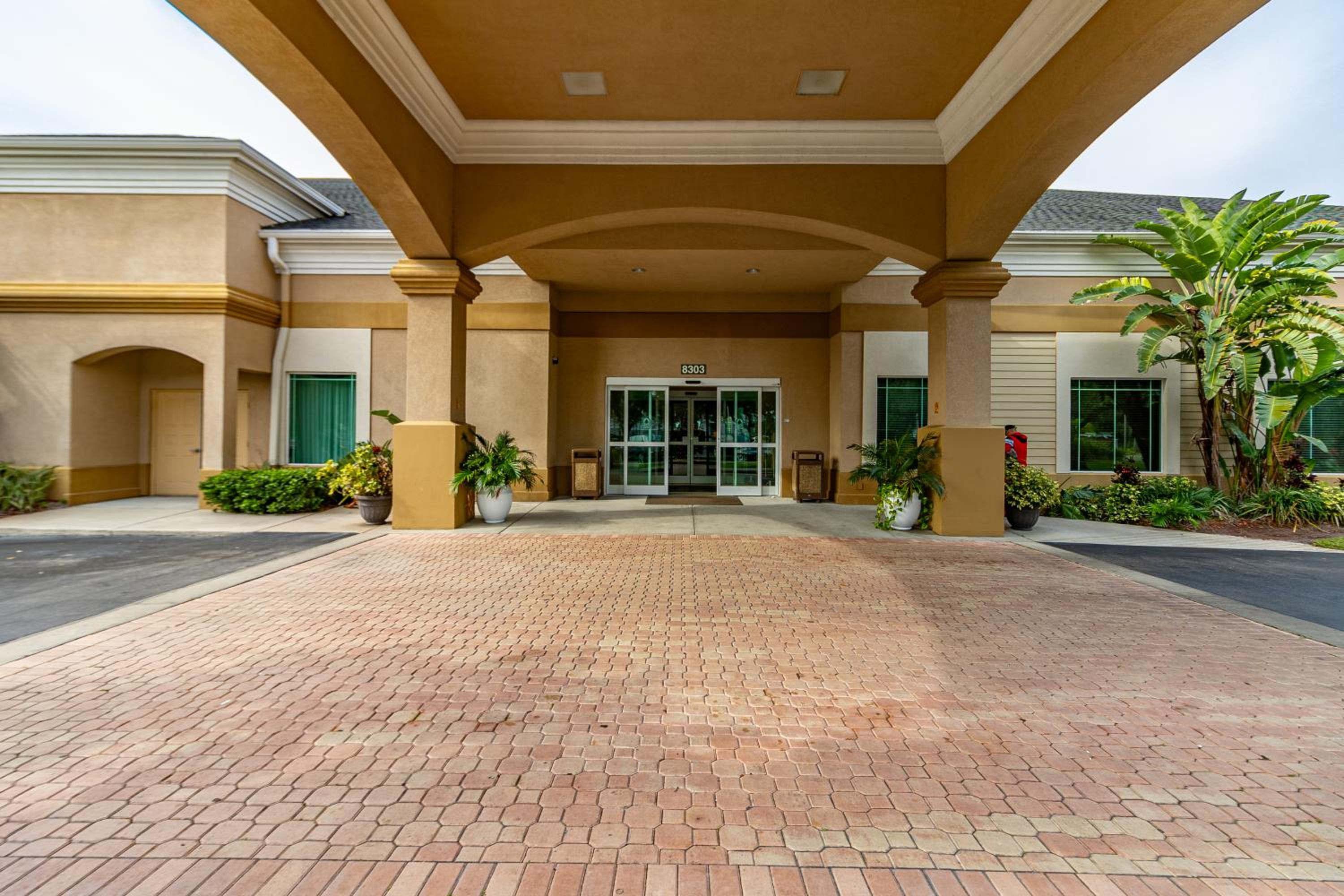 Resort Family Suite near Disney Pool view Free parks shuttle