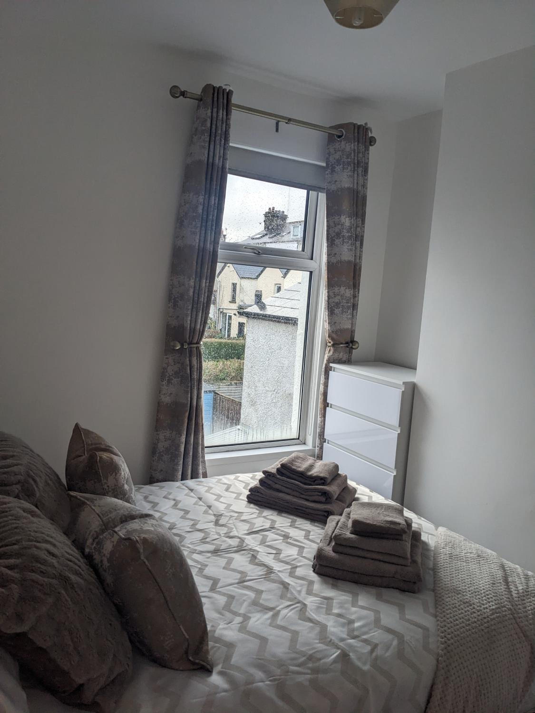Prospect House - Elegant 4-Bed Family Escape Near Ward Park & Marina