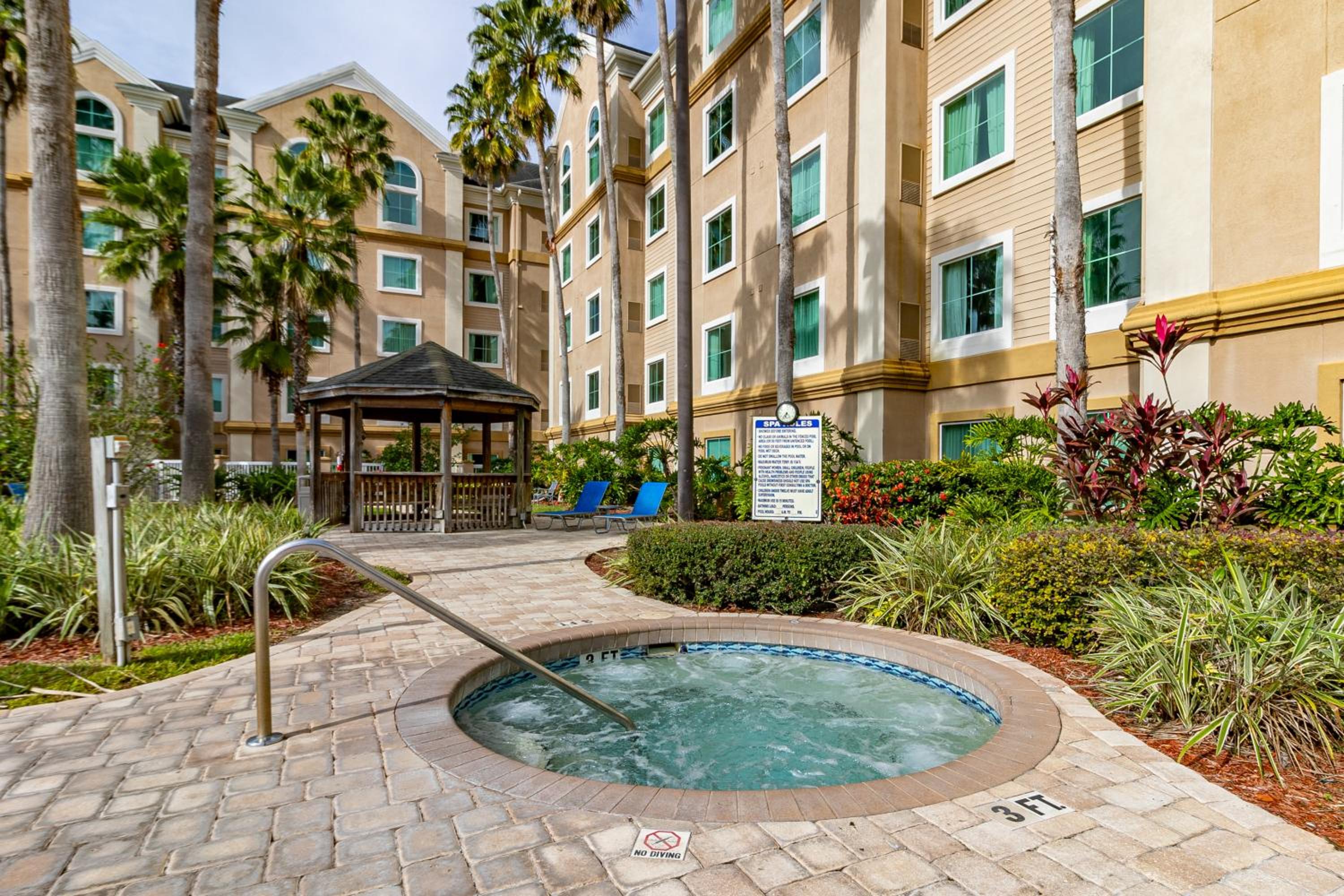 Resort Family Suite near Disney Pool view Free parks shuttle
