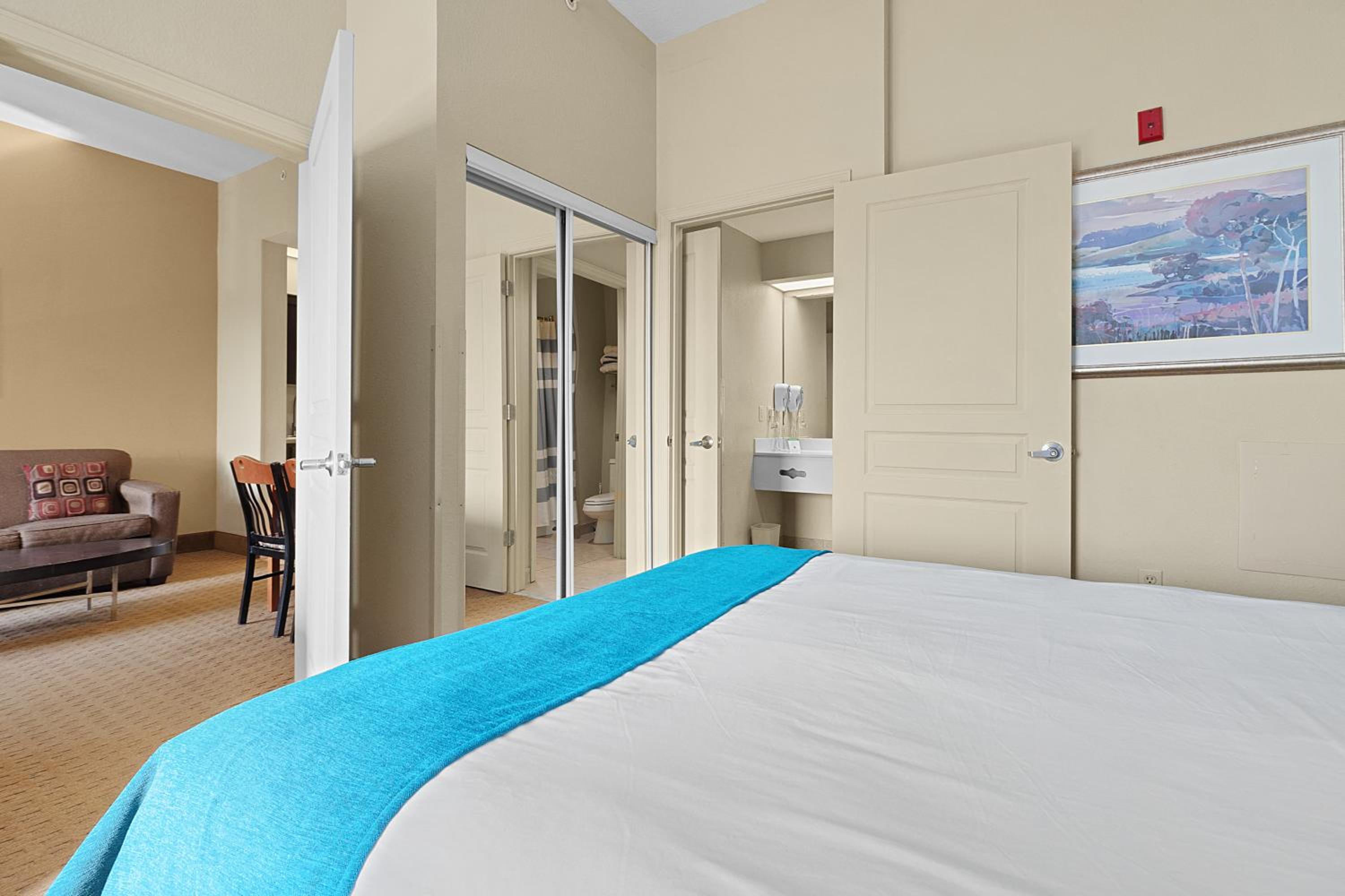 Resort Family Suite near Disney Pool view Free parks shuttle
