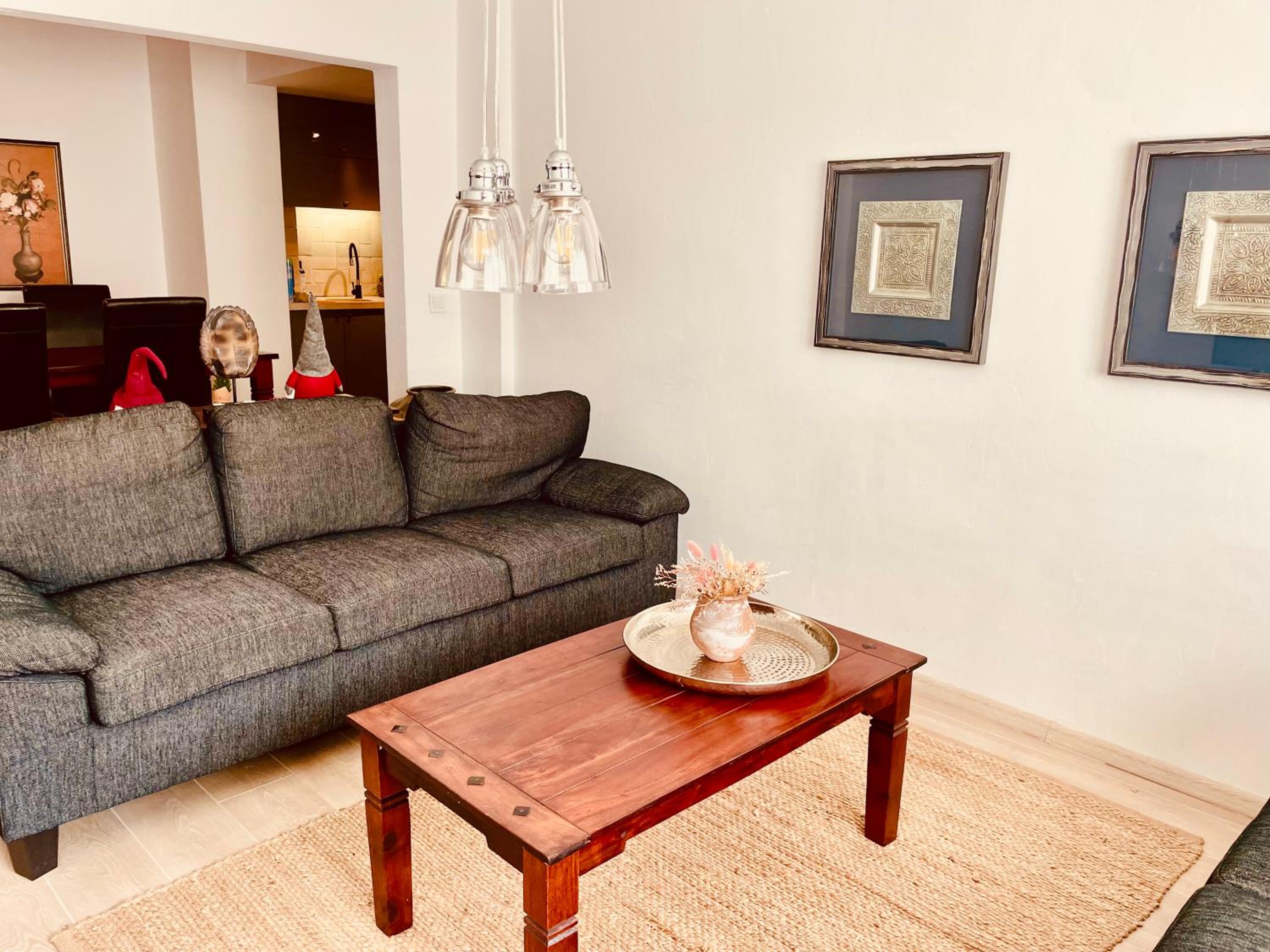 Art Luxury Apartment - central, metro to airport