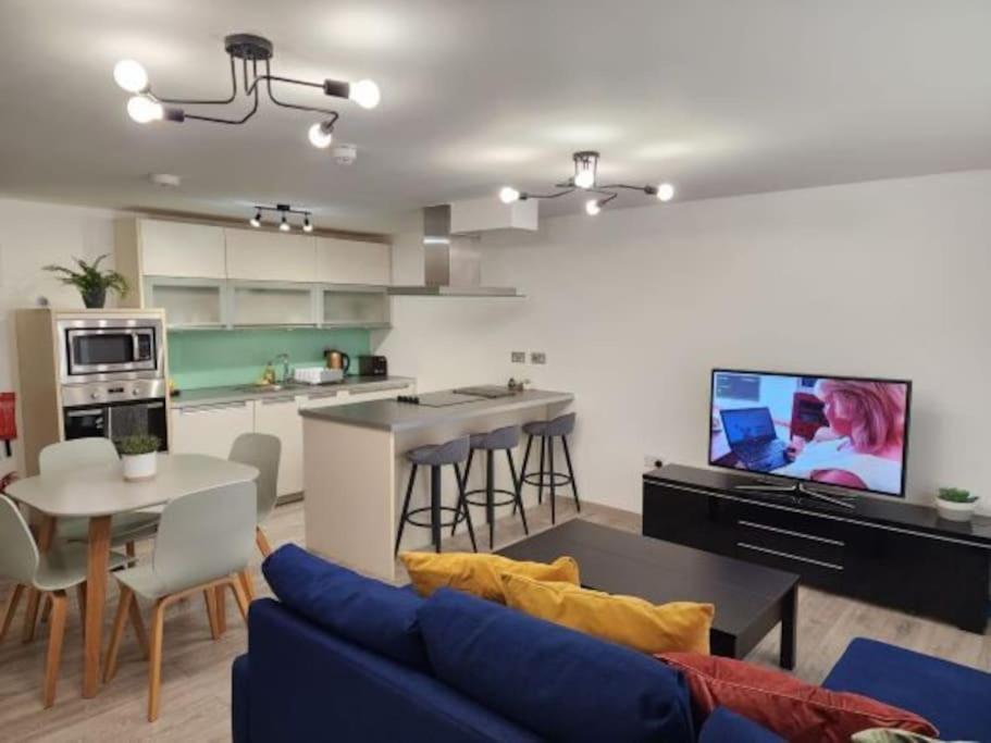 Horizon House, Luxury 2-Bedroom Ground floor flat, Parking, WiFi, Netflix view 2