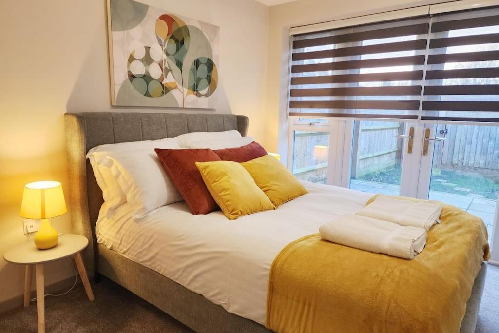 Horizon House, Luxury 2-Bedroom Ground floor flat, Parking, WiFi, Netflix view 3