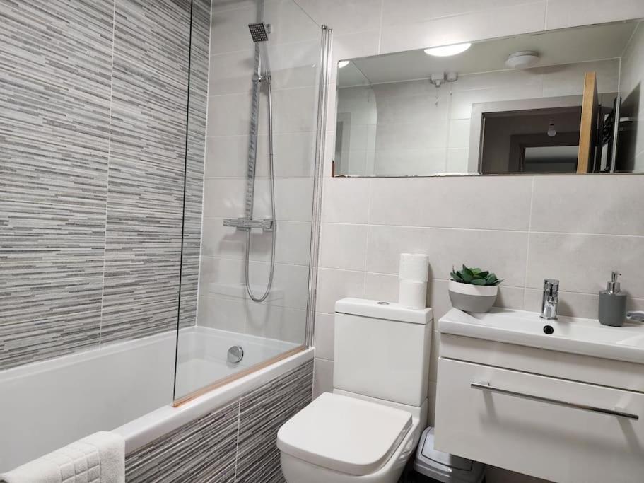 Horizon House, Luxury 2-Bedroom Ground floor flat, Parking, WiFi, Netflix view 5