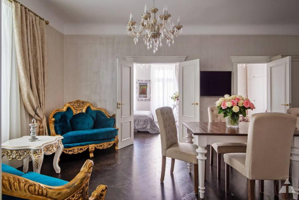 2bd Old Town Courtyard Apartment