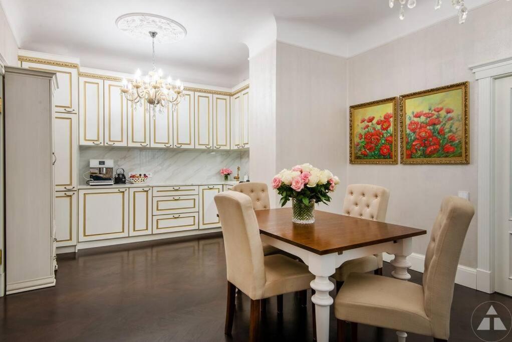 2bd Old Town Courtyard Apartment
