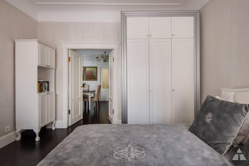 2bd Old Town Courtyard Apartment