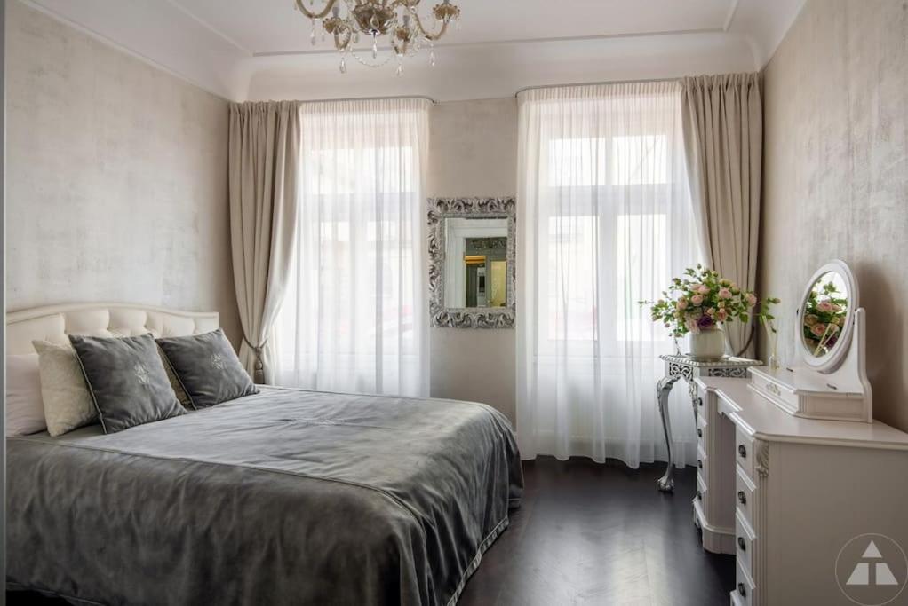 2bd Old Town Courtyard Apartment