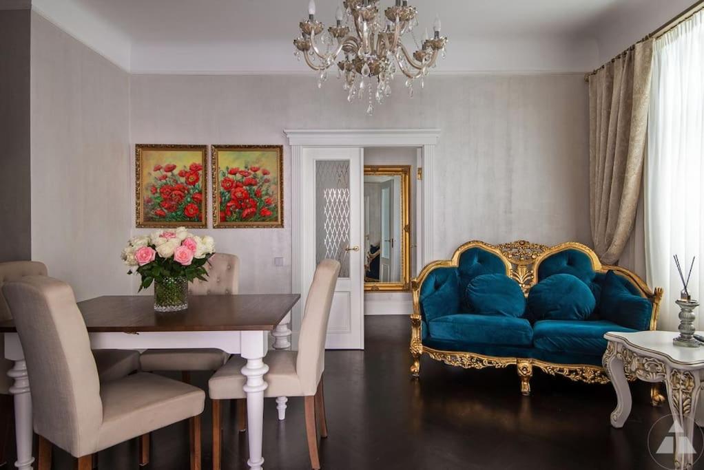 2bd Old Town Courtyard Apartment