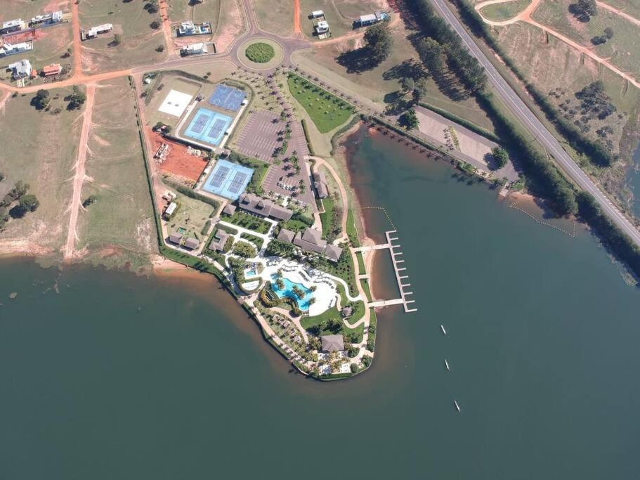 Aconchegante casa na represa.