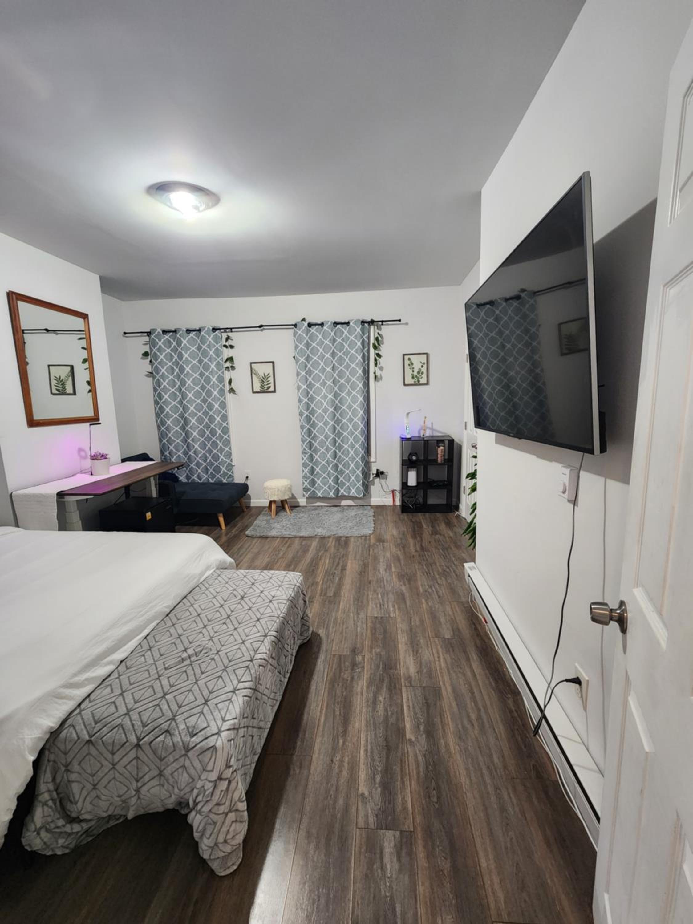 Newark Vacations - Serene Oasis Suite with private bathroom - Property Image 2