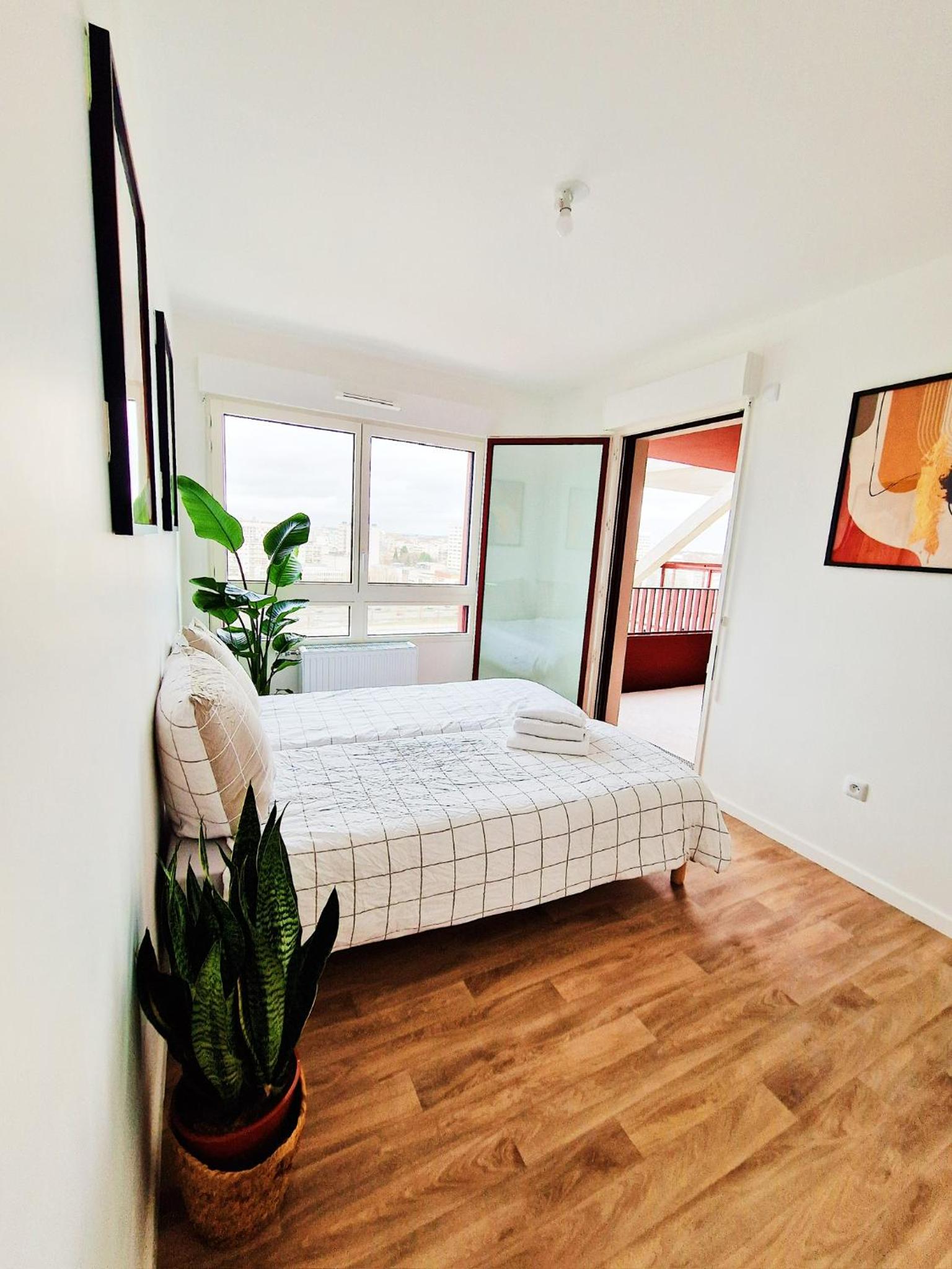 CHARMING APARTMENT WITH PANORAMIC SEINE RIVER & EIFFEL TOWER VIEWs