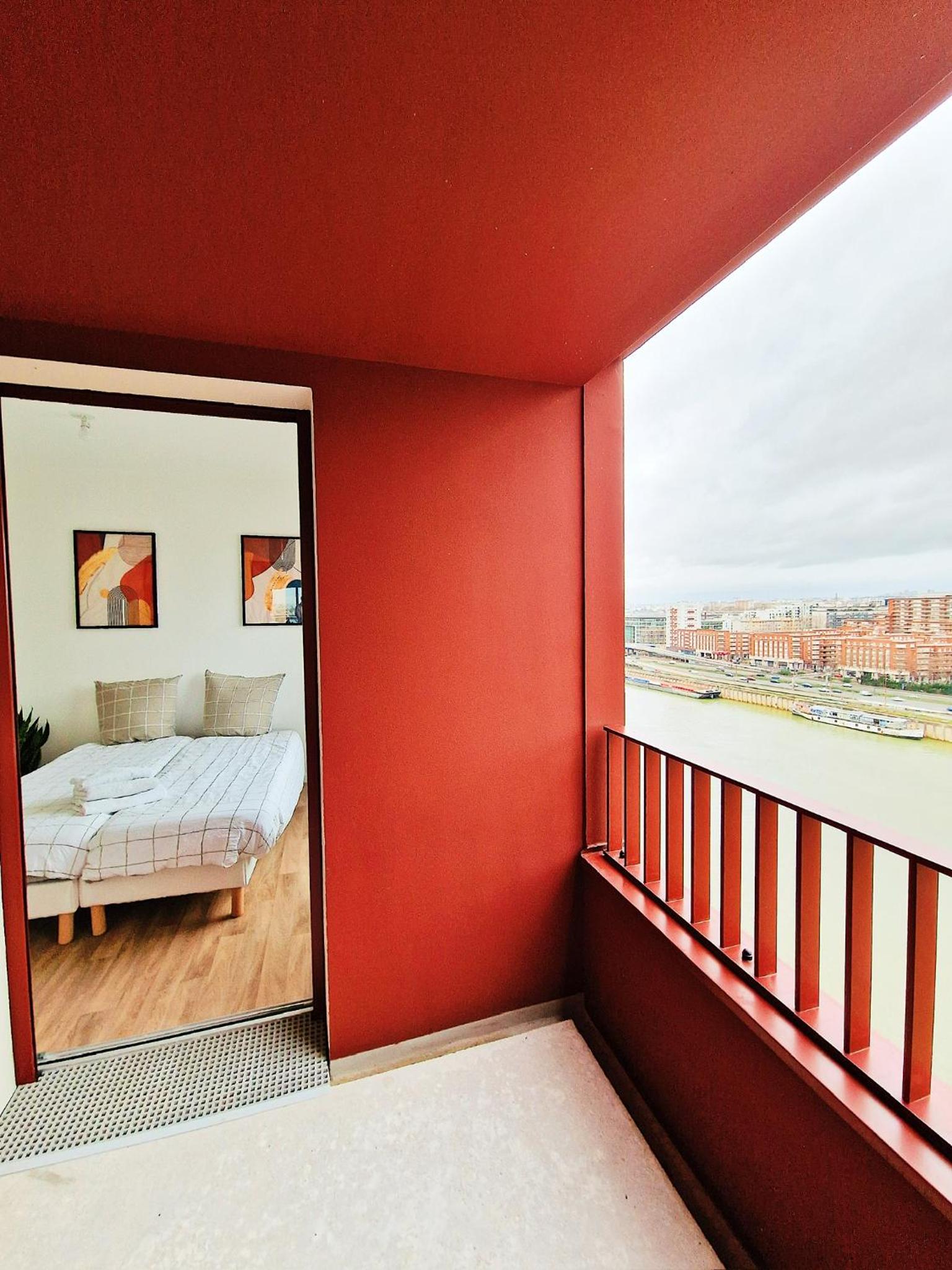 CHARMING APARTMENT WITH PANORAMIC SEINE RIVER & EIFFEL TOWER VIEWs